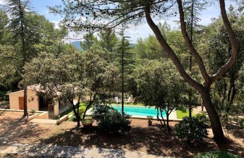 La Bastide-des-Jourdans Villa | Villa Bois Romay dans le Luberon avec piscine, tennis et pétanque.
