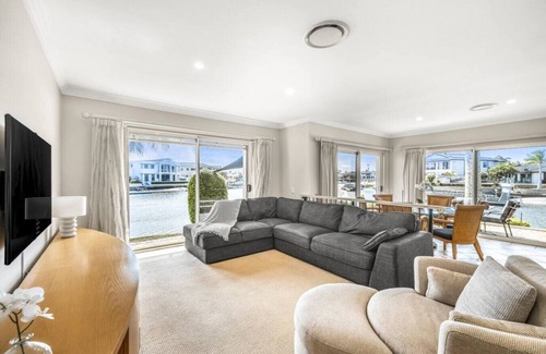 Runaway Bay House | Villa by the Canal - Runaway Bay