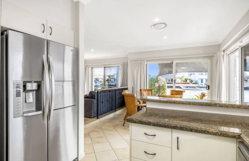 Runaway Bay House | Villa by the Canal - Runaway Bay