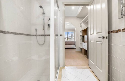 Runaway Bay House | Villa by the Canal - Runaway Bay