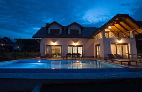 Ogulin Villa | Villa by the lake with swimming pool