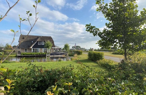 Delfstrahuizen Villa | Villa by Tjeukemeer with Sauna & Whirlpool