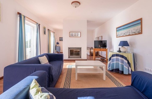 Sesmarias Villa | Villa Caix Dos, Private 3 Bed Villa with AC - next to Salgados beach, shops, bars, and restaurants
