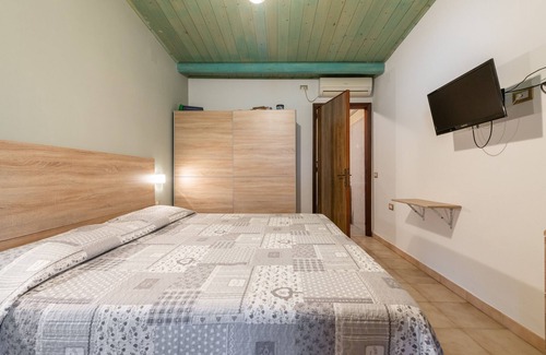 San Giovanni Suergiu Villa | Villa 'Camera 2' with Shared Pool, Wi-Fi and Air Conditioning