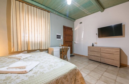 San Giovanni Suergiu Villa | Villa 'Camera 3' with Shared Pool, Wi-Fi and Air Conditioning
