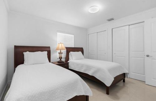 West Little Havana House | Villa Capri Cottage in the heart of Miami