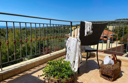 Razata House | Villa Carousos , 3 Bedrooms , 8 persons