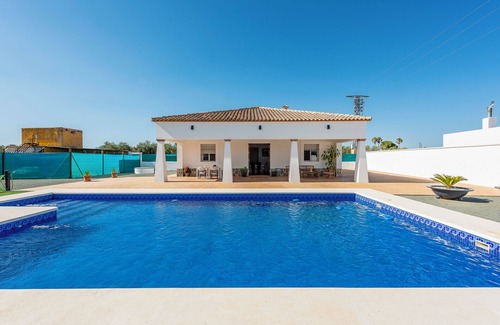 Marchena House | Villa "Casa Brisa del Valle" with Private Pool, Covered Terrace & Wi-Fi