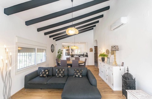 Torrox Villa | Villa 'Casa Chatsee' with Mountain View, Wi-Fi and Air Conditioning
