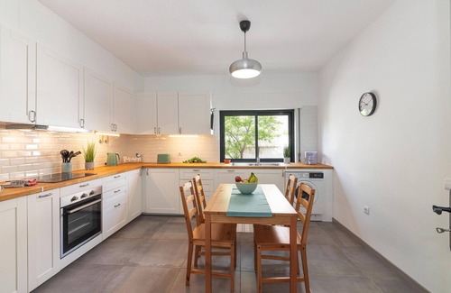 Portimao Villa | Villa 'Casa Das Laranjeiras - Portimao' with Mountain View, Private Garden and Wi-Fi