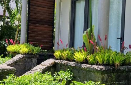 Eau Coulee Apartment | Villa Chambly (Garden & River)