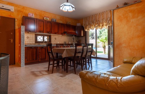 Quartu Sant'Elena House | Villa Chloe, a few km from Cagliari with private swimming pool, garden, green lawn