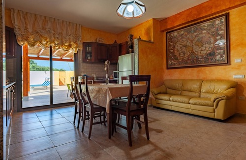 Quartu Sant'Elena House | Villa Chloe, a few km from Cagliari with private swimming pool, garden, green lawn