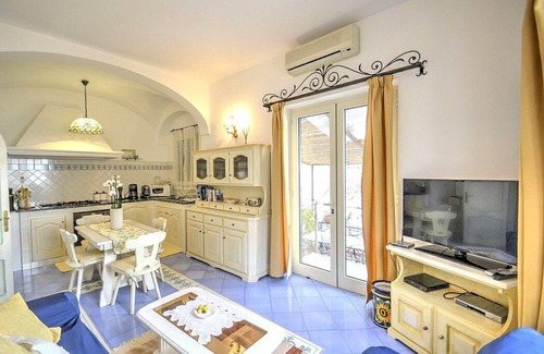 Positano City Centre House | Villa Cipriana: A characteristic one-story independent house overlooking the sea and the main beach of Positano.