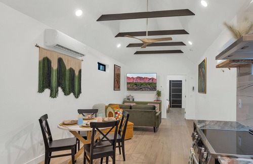 Poets Square House | Villa Clemente Central 1br Resort Oasis UofA Relaxation Pet Friendly