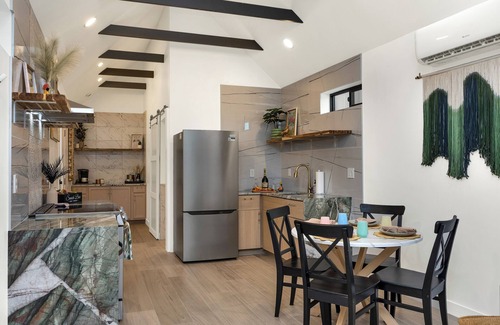 Poets Square House | Villa Clemente Central 1br Resort Oasis UofA Relaxation Pet Friendly