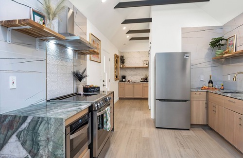 Poets Square House | Villa Clemente Central 1br Resort Oasis UofA Relaxation Pet Friendly