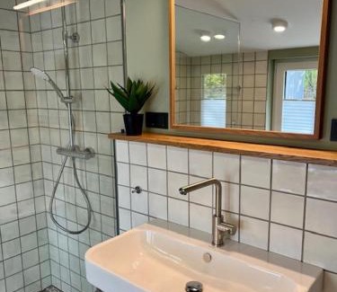 Scheid House | Villa Collina, freistehendes Haus mit Garten und Seezugang