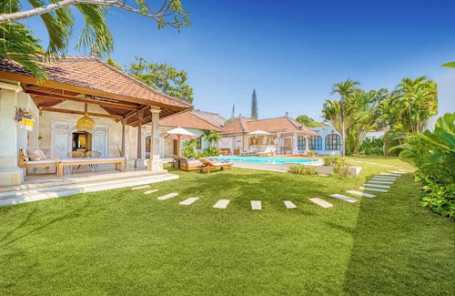 Laksmana Villa | Villa Cologne - 7BDR, 2 pools, garden, near beach