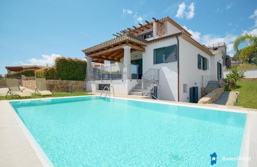 Budoni Villa | Villa con piscina by budoniaffiti
