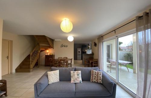 Fouras House | Villa Confortable à Fouras, Proche Mer, 3 Chambres, Terrasse, Jardin, WiFi - FR-1-709-59