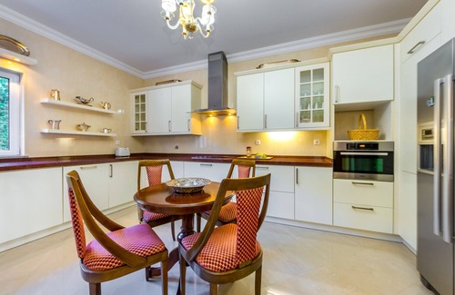 Albufeira Villa | Villa Cor de Rosa is a modern, spacious villa close to Albufeira