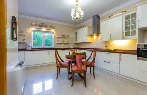 Albufeira Villa | Villa Cor de Rosa is a modern, spacious villa close to Albufeira