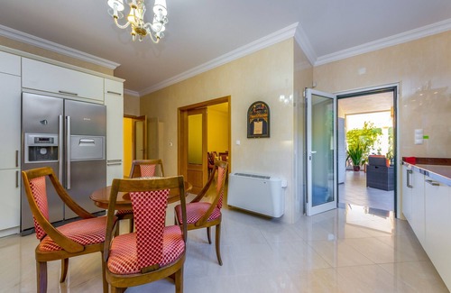 Albufeira Villa | Villa Cor de Rosa is a modern, spacious villa close to Albufeira