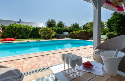 Saint-Doulchard House | Villa Cosmique - Maison avec piscine et jacuzzi