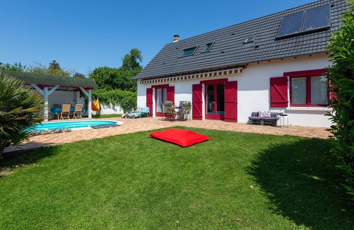 Saint-Doulchard House | Villa Cosmique - Maison avec piscine et jacuzzi
