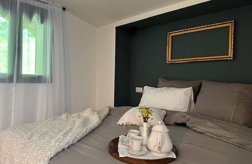 Civenna Bed & Breakfast | Villa D'ALBA with spectacular views of the mountains and Lake Room with balcony