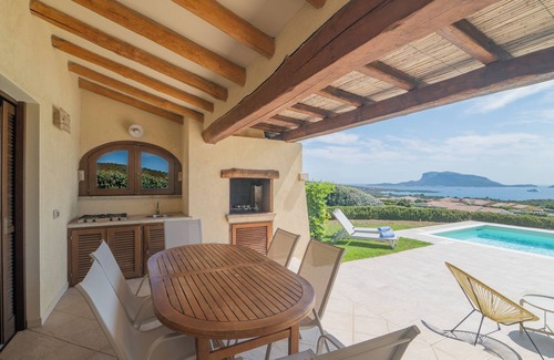 Golfo Aranci Villa | Villa 'Daniela' with Sea View, Wi-Fi and Air Conditioning