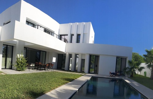La Soukra Villa | Villa Dar Henda contemporary villa of 350m2 with swimming pool La Soukra