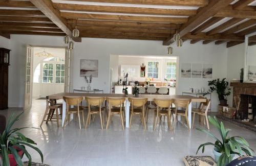Mareuil-les-Meaux Villa | VILLA DE 450M2 POUR 15 PERS 15 MN DISNEYLAND PARIS ET 45MN PARIS AVEC GRAND JARDIN