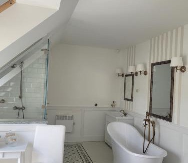Erdobenye House | Villa De Dominique