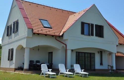 Erdobenye House | Villa De Dominique