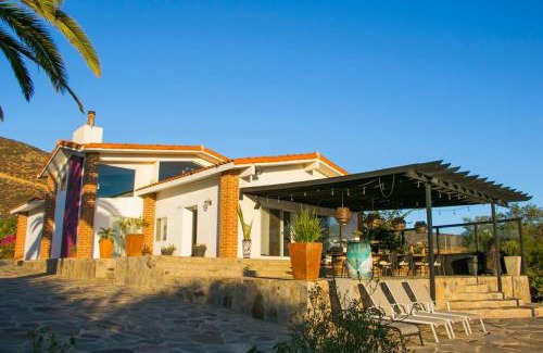 San Antonio de las Minas Villa | Villa de La Rosa with Pool & BBQ Area Wine Country