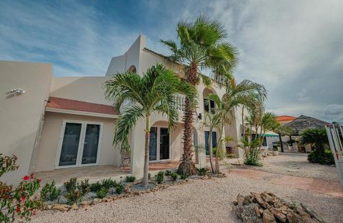 Palm Beach Villa | Villa de Leon suitable for 14 persons. 5 bedrooms 5 bathrooms