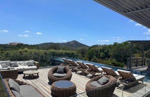 Pianotolli-Caldarello Villa | Villa de luxe surplombant la mer, piscine suspendue