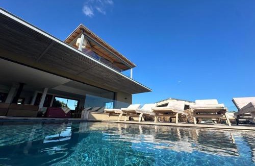 Pianotolli-Caldarello Villa | Villa de luxe surplombant la mer, piscine suspendue