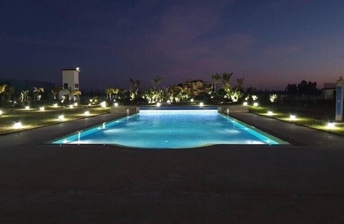Bouznika Villa | Villa de Luxe Avec Piscine et Cascade en Pension Complete