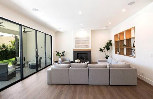 Sherman Oaks Villa | Villa De Magnolia Modern Design 5 bed Villa with a Pool