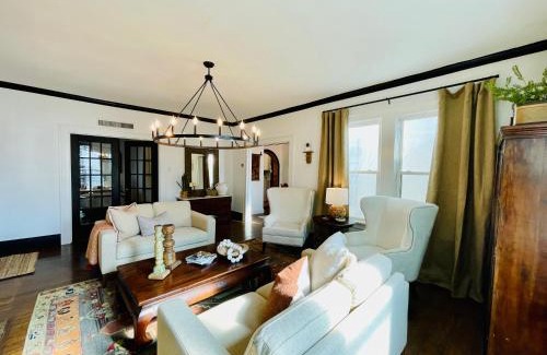 Sayles Blvd. Area Villa | Villa de Siglo-Century Villa