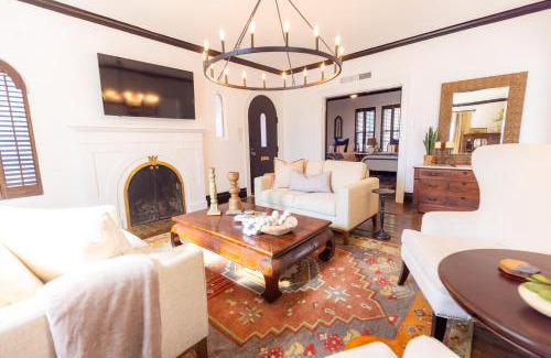 Sayles Blvd. Area Villa | Villa de Siglo-Century Villa