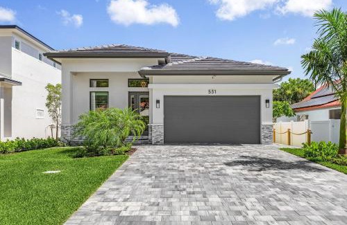 Naples Park House | Villa Del Mare at The Beach w 4 En-suites