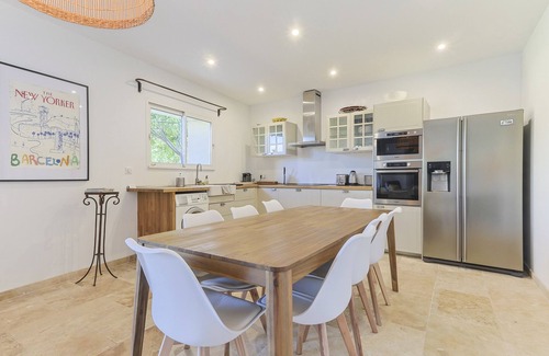Monteux Villa | Villa des Cieux, a cosy holiday home with private pool in Provence for 8 people