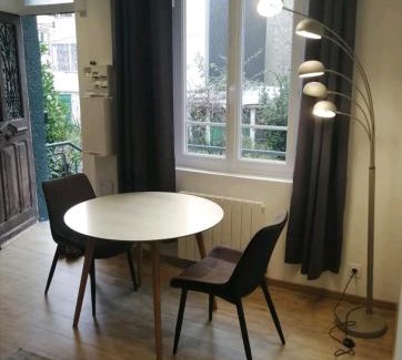 Saint-Charles du Port Apartment | Villa des Roses - Appart T2, 32m2, RDC, vue sur jardin, "Le chic"