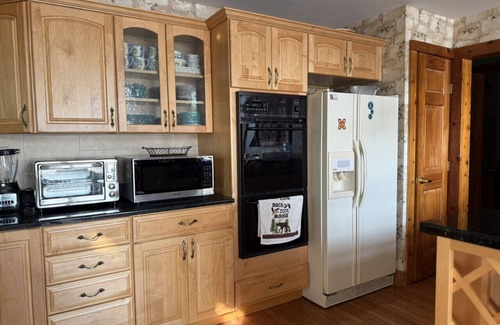 Alpine Lake Cabin | Villa deTuar - lake views and pet friendly!