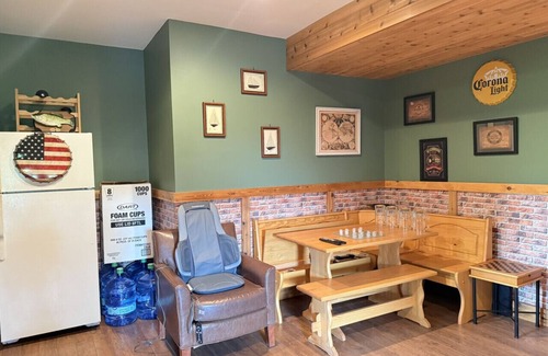 Alpine Lake Cabin | Villa deTuar - lake views and pet friendly!