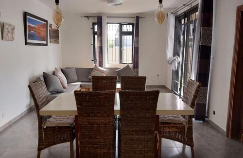 New Grove House | Villa Deux Bras